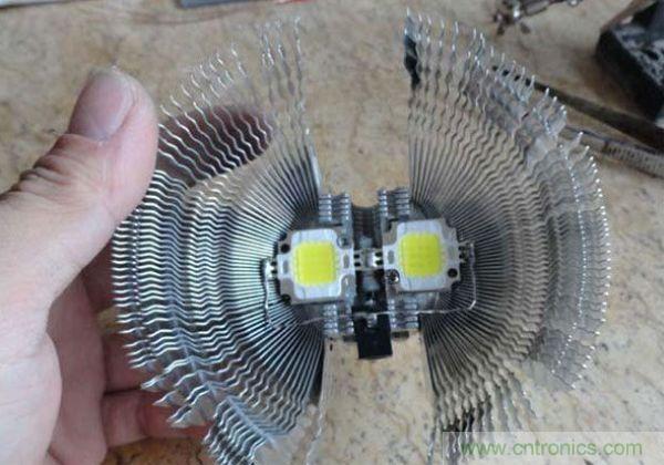 變廢為寶！風扇散熱器變身山寨LED燈