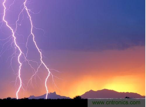 【導(dǎo)讀】處于空間變化的強(qiáng)電磁場(chǎng)中的物體,由于電磁感應(yīng),在其內(nèi)部就會(huì)產(chǎn)生很高的感應(yīng)電動(dòng)勢(shì),很容易造成意外。現(xiàn)在家用電器的也采取了各種相應(yīng)的防護(hù)措施,特別是雷電的防護(hù),不要以為在家里的電器就不怕雷電哦,“家里”也不安全的,所以雷天下電器防雷常識(shí)還是不可少的。 家用電器的防護(hù),除了避免人為損壞外,諸多不可抗力因素所帶來的損壞也要采取相應(yīng)的防護(hù)措施,特別是雷電的防護(hù)。雷電流在50~100微秒的時(shí)間內(nèi),從0變化到幾萬安,再由幾萬安變化到0,在其周圍空間會(huì)產(chǎn)生瞬變的強(qiáng)電磁場(chǎng)。處于空間變化的強(qiáng)電磁場(chǎng)中的物體,由于電磁感應(yīng),在其內(nèi)部就會(huì)產(chǎn)生很高的感應(yīng)電動(dòng)勢(shì)。以前,由于它的成災(zāi)概率極小,沒有引起人們的注意,但隨著微電子技術(shù)的重大進(jìn)展,超大規(guī)模集成電路誕生,它的能耗小、靈敏度極高等特點(diǎn),使得其容易被損壞。 在建筑物內(nèi),大量布設(shè)著各種導(dǎo)體線路。當(dāng)建筑物遭受雷擊或其周圍發(fā)生雷擊時(shí),雷電流將在建筑物內(nèi)部空間產(chǎn)生瞬態(tài)磁場(chǎng)脈沖,這種磁場(chǎng)脈沖干擾上述回路后,將在回路中感應(yīng)出瞬態(tài)過電壓,危及這些回路相連的設(shè)備。雖然建筑物做好了防雷措施,但建筑物不可避免的會(huì)出現(xiàn)露洞。比如大面積的門窗可以讓電磁波入侵來去自由,輸電線路引雷入室等等。甚至有些電器還是露天使用的,因此應(yīng)做好電器防雷。 6 電力系統(tǒng)因其裸露而置于高空,是最易遭受雷擊的。20世紀(jì)初,在電力系統(tǒng)應(yīng)用到輸電線中上時(shí)創(chuàng)造了避雷線,即接閃器是一根或兩根架設(shè)在輸電線上方的接地鋼線,也就是前面所稱的“避雷線”。由于它簡(jiǎn)單有效,所以在房屋建筑上也推廣了這種形式的接閃器,將它安裝在房屋上容易發(fā)生雷擊的地方,起到避雷的作用。現(xiàn)在許供電線路采用地下電纜,對(duì)防雷有了很大的幫助。但高壓運(yùn)輸還是必須架空明線,因此,必須使用避雷線。 人們通常用過壓保護(hù)器來保護(hù)電器。其防雷原理是:這種保護(hù)器有兩個(gè)端口,電器電源火線與零線分別各接保護(hù)器的一個(gè)端口,每個(gè)保護(hù)器另一端再接地,通過間隙擊穿達(dá)到對(duì)地放電的目的。在正常工作電壓下,避雷器間隙不會(huì)被擊穿,當(dāng)過電壓沿導(dǎo)線傳過來危及被保護(hù)設(shè)備的過電壓時(shí),避雷器間隙很快被擊穿,對(duì)地放電,使大量的電荷都泄入到大地,從而限制了被保護(hù)設(shè)備的輸入電壓,起到了保護(hù)設(shè)備的作用。過電壓過去以后,間隙能迅速恢復(fù),使電器正常工作。一些高檔的電器自帶保護(hù)器,但是還有許多的電器沒有這一裝置。因此,應(yīng)在入戶電線接上保護(hù)器。在雷暴天氣時(shí),如果沒有特別的用電要求,最好將入戶總閘關(guān)閉。 微電子技術(shù)的發(fā)展,用電器大量使用集成電路。雷電發(fā)生時(shí)的電磁效應(yīng)是集成電路的克星。而現(xiàn)在使用集成電路最多的莫過于計(jì)算機(jī)了,為了防止電磁感應(yīng)對(duì)其的破壞,計(jì)算機(jī)的主機(jī)外殼一般由金屬制成。利用金屬的靜電屏蔽和對(duì)電磁波的趨膚效應(yīng),對(duì)防止感應(yīng)雷有很好的效果。