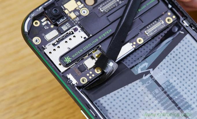 拆解黑鯊手機：多級直觸一體式液冷系統有什么門道？