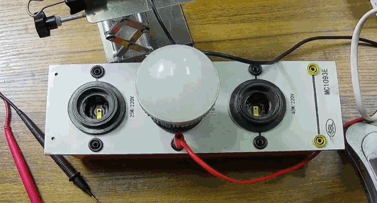 電燈泡內通有交流電，為什么看不到燈泡在閃爍？