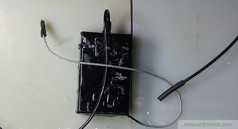電燈泡內通有交流電，為什么看不到燈泡在閃爍？